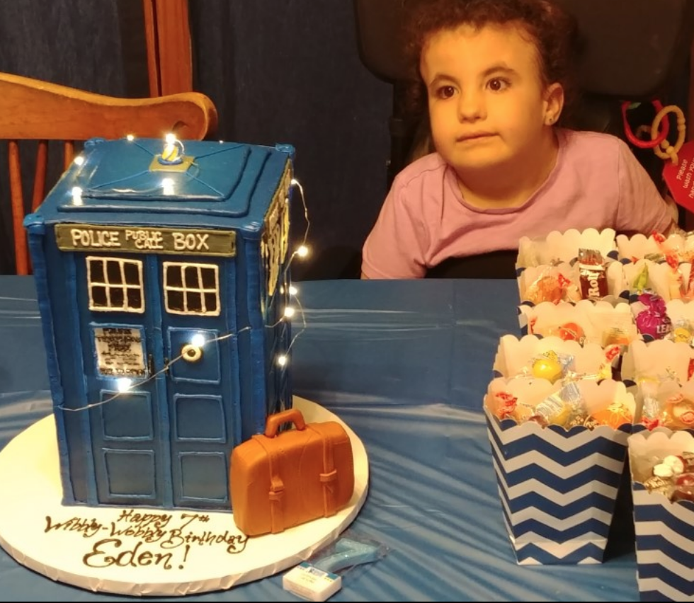 kid with a dr who cake